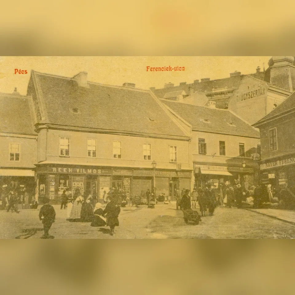 A pécsi Jókai tér és a Ferencesek utcája 1900-ban, a jobb oldalon az Elefántos házzal