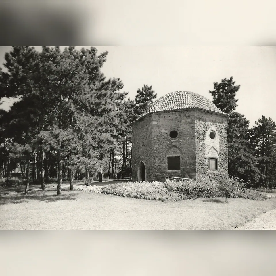 Idrisz baba türbéje egy 1970 körül kiadott pécsi képeslapon