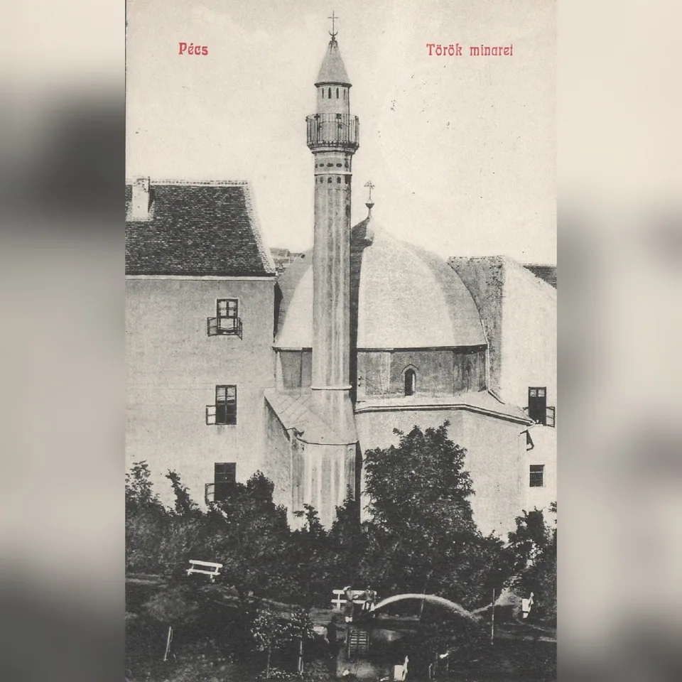 Jakováli Hasszán pasa dzsámija a minarettel a pécsi Kórház téren, 1915 körül kiadott képeslapon