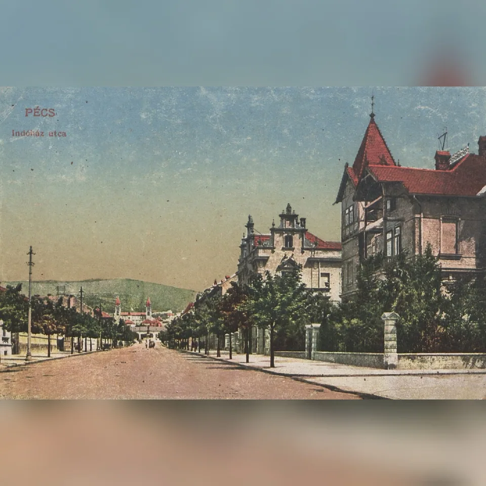 A pécsi Indóház (ma: Szabadság) utca 1920 körül, a háttérben a székesegyházzal