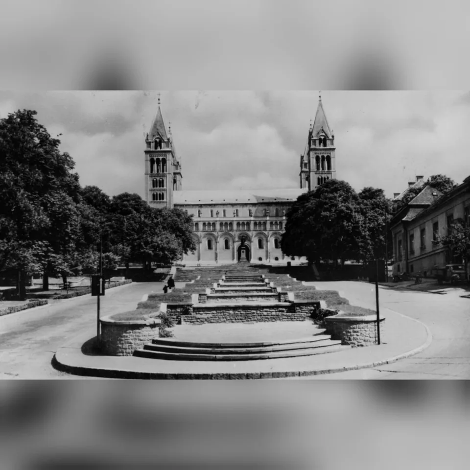 A pécsi székesegyház a sétatéri vízlépcsőkkel az 1960-as években