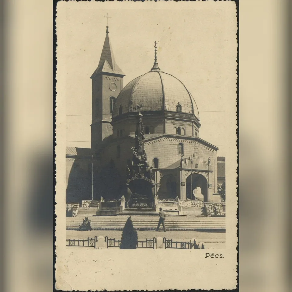 A pécsi dzsámi a Széchenyi téren a Szentháromság-szoborral egy 1933-ban feladott képeslapon