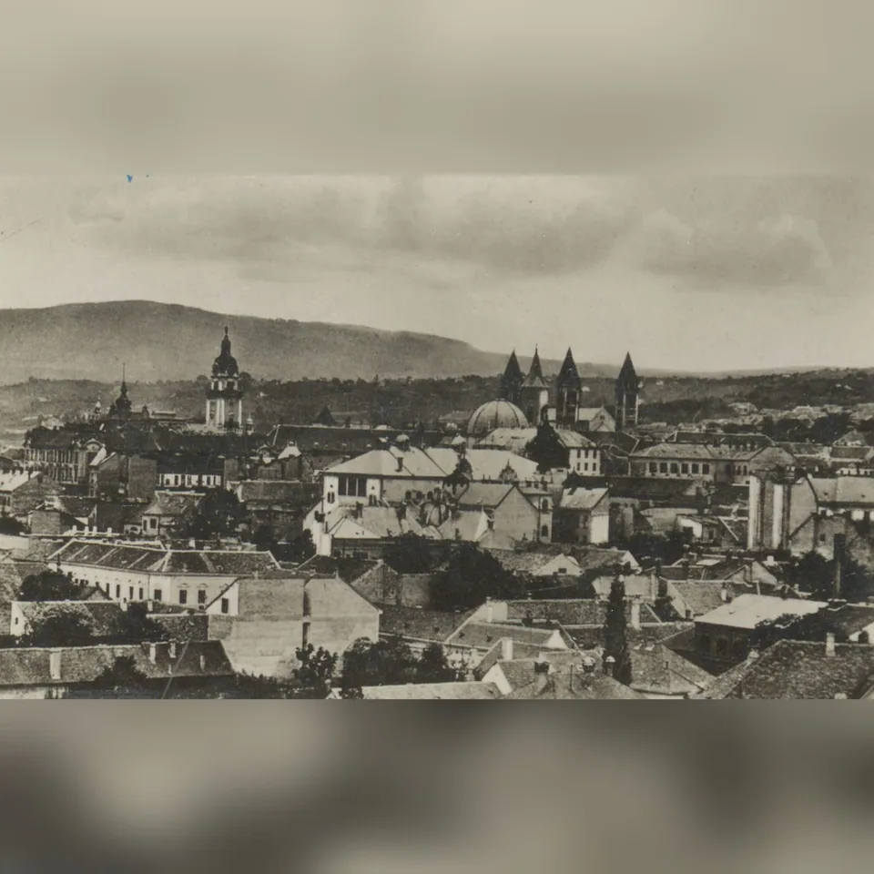 Pécsi látkép az 1930-as évekből, a székesegyház tornyaival