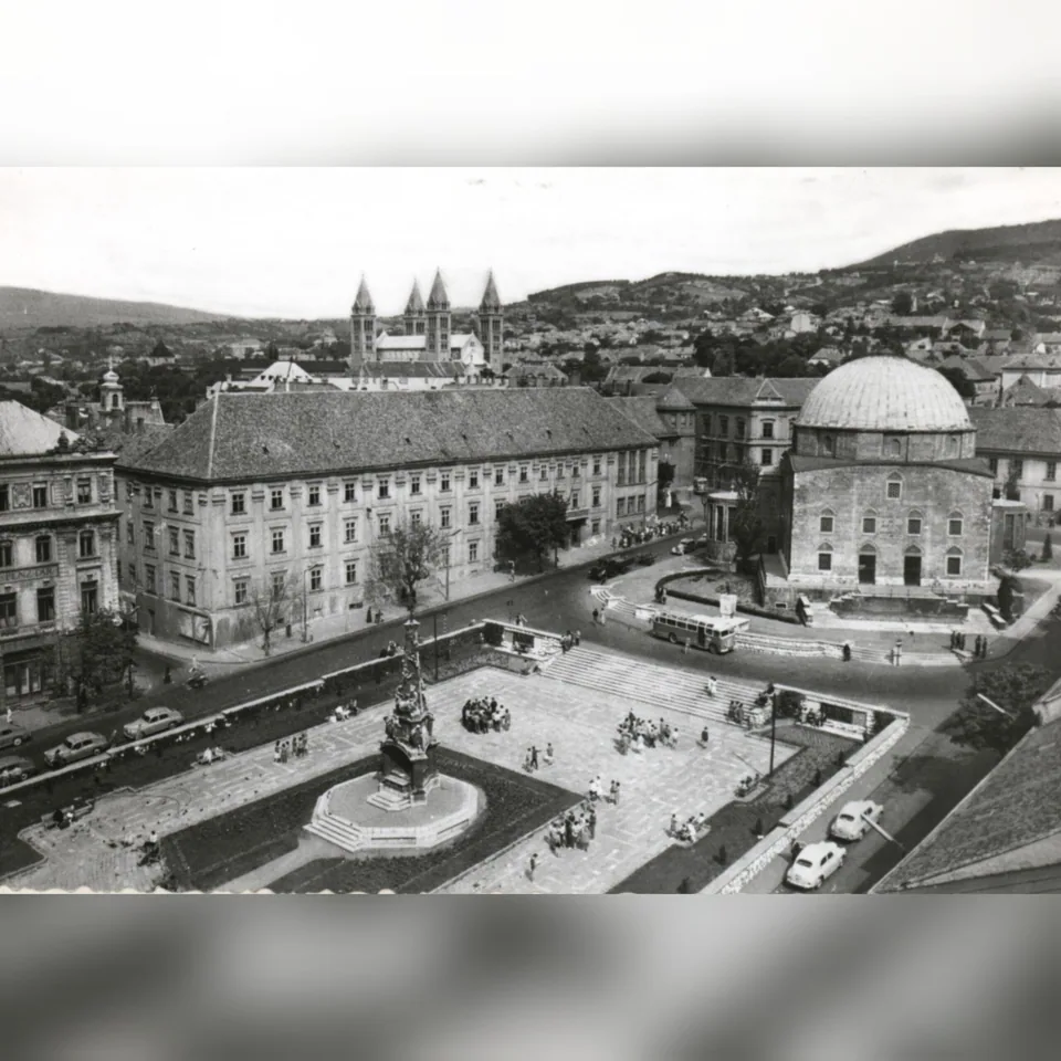 A pécsi Széchenyi tér az 1960-as években