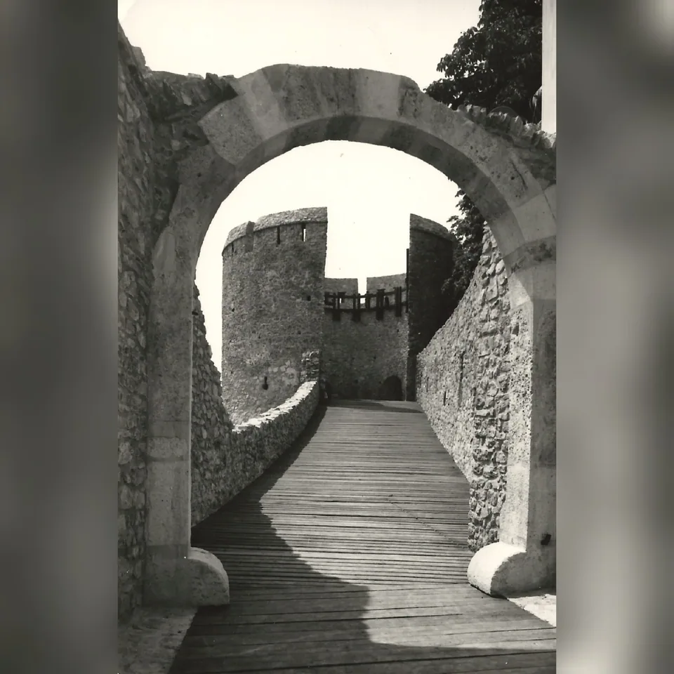 A pécsi Barbakán 1978 körül, korabeli képeslapon