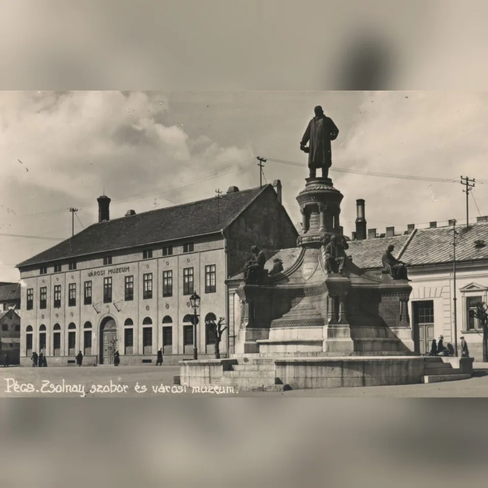 A pécsi Zsolnay-szobor az 1930-as években, korabeli képeslapon
