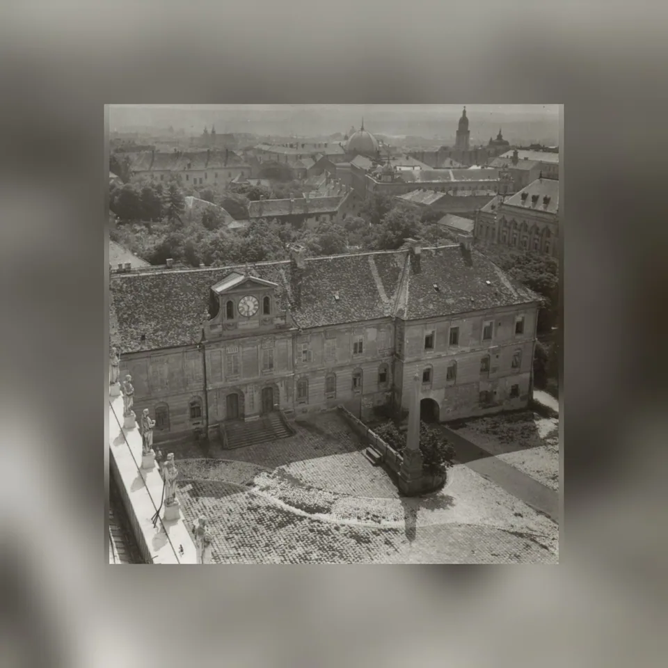 Kilátás a pécsi székesegyház tornyából egy 1960-as évekbeli fényképen