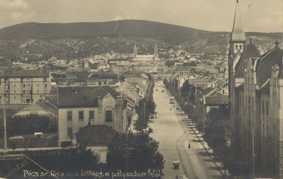 Pécs látképe a vasúti pályaudvar irányából, feltehetően az 1920-as évekből származó fényképen