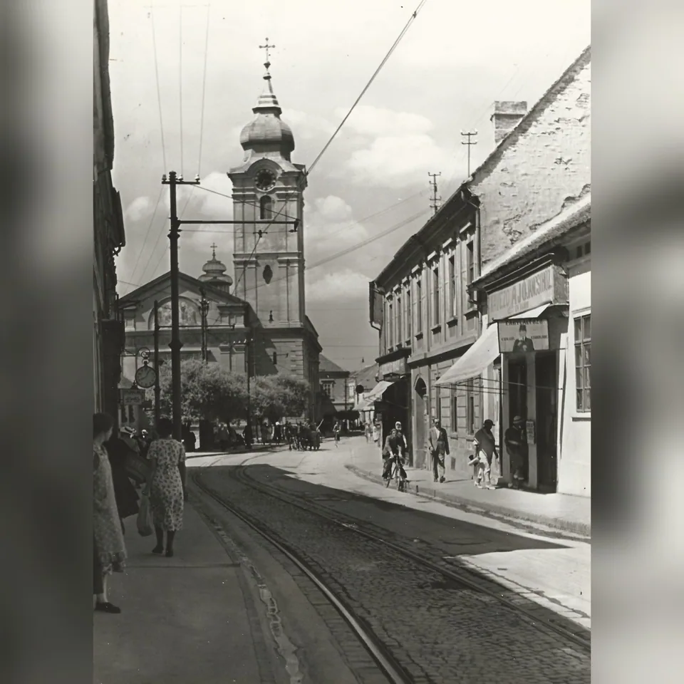 A Ferencesek utcája a Szent Ferenc-templommal Pécsett, egy 1935 körül készült felvételen