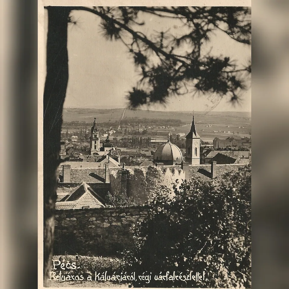 Pécs belvárosa a városfal takarásában a dzsámi kupolájával és a városháza tornyával, 1934-ben feladott képeslapon
