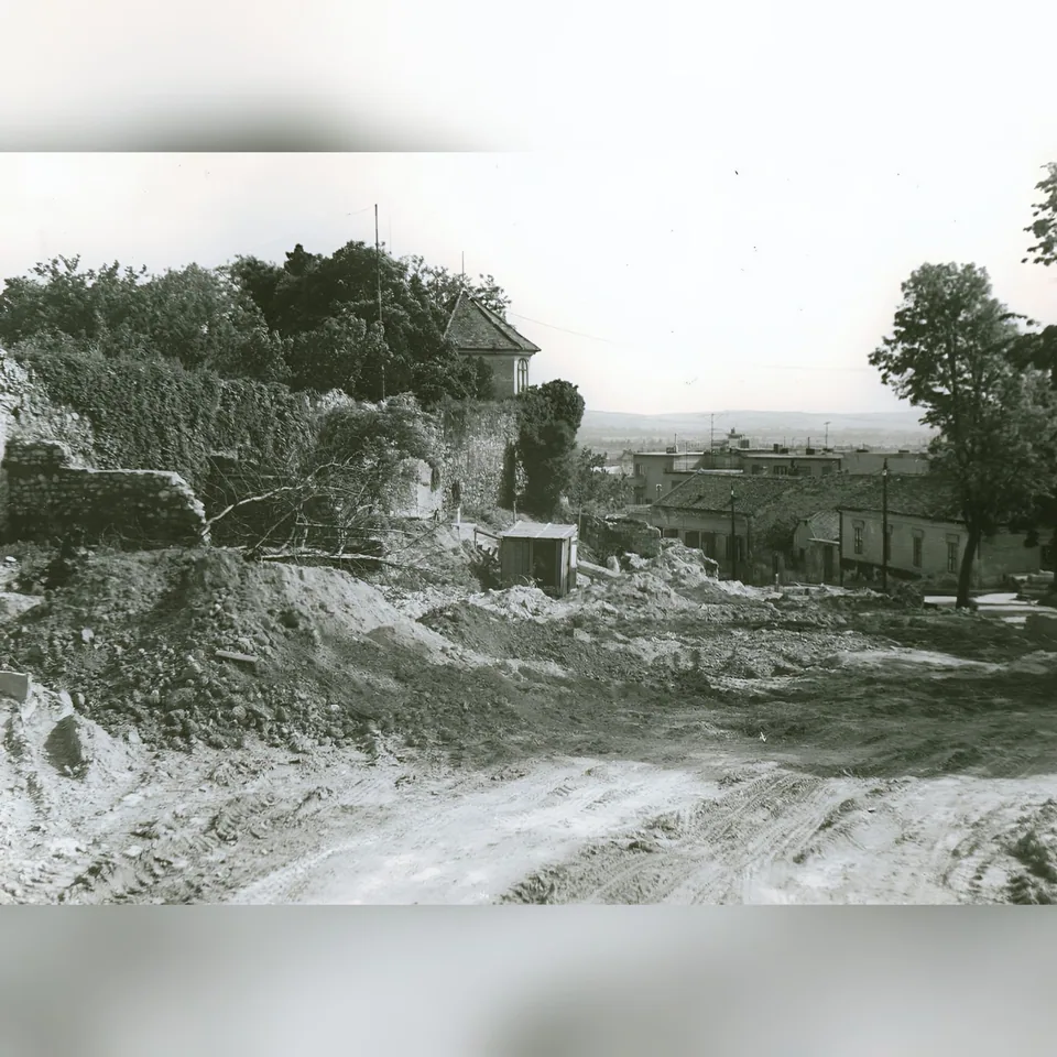 A pécsi városfal egy részlete az akkori Landler Jenő, ma Klimó György utcában, feltehetően 1976 körül készült fényképen