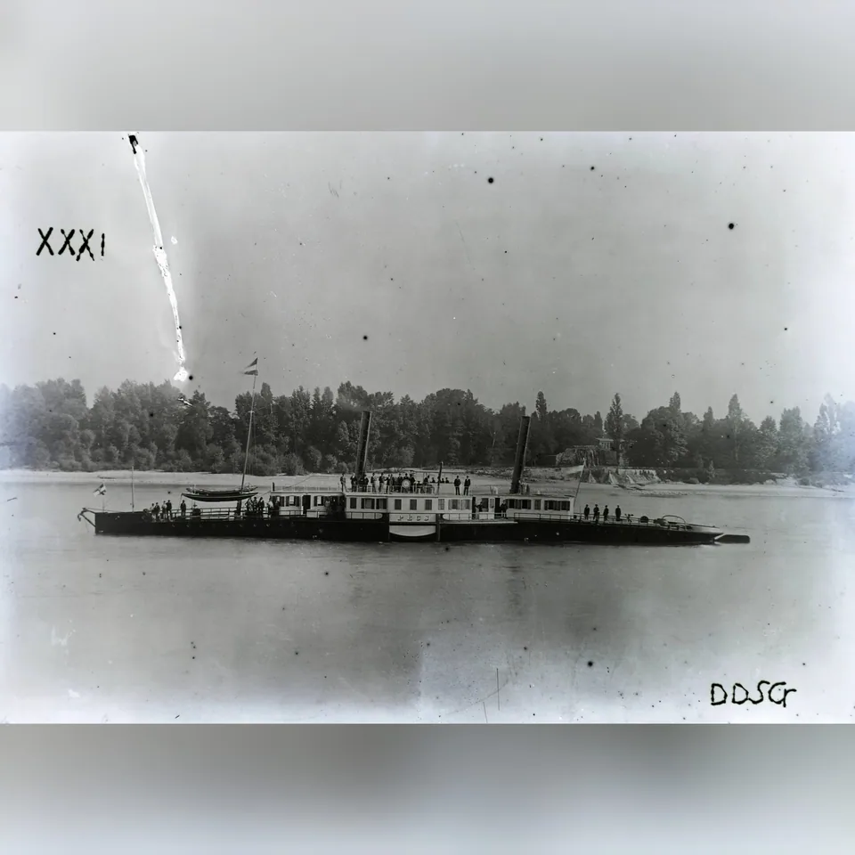Az Első Dunagőzhajózási Társaság „Pécs” nevezetű gőzhajója a Margit-szigetnél, 1924 körül készült felvételen