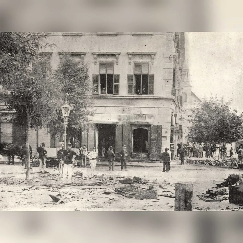 A régi pécsi városháza az 1896-os lőporrobbanás utáni percekben