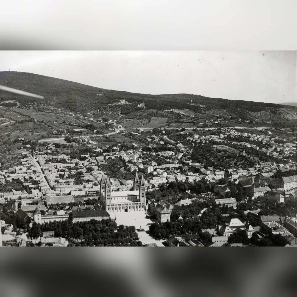 Pécsről készült légi felvétel 1937-ből, a középpontban a székesegyházzal