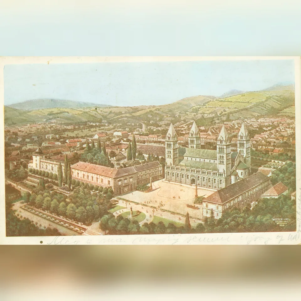 A pécsi székesegyház a Püspöki Palotával egy 1910-ben készült képeslapon