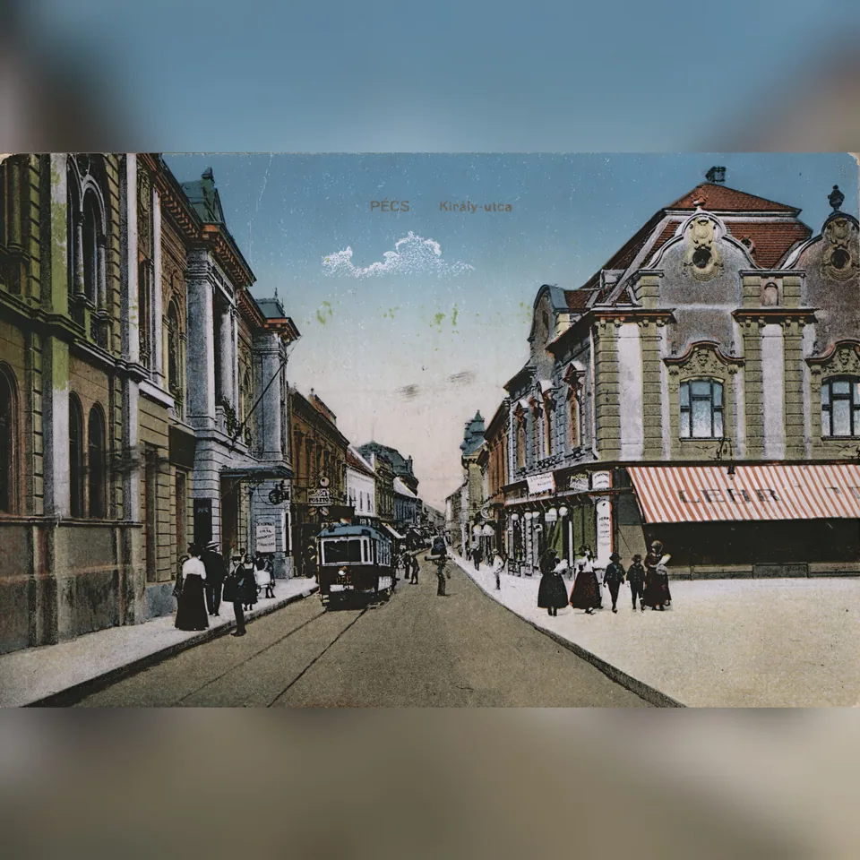 A pécsi Király utca a villamossal egy feltehetően 1913–1914 körül készült levelezőlapon