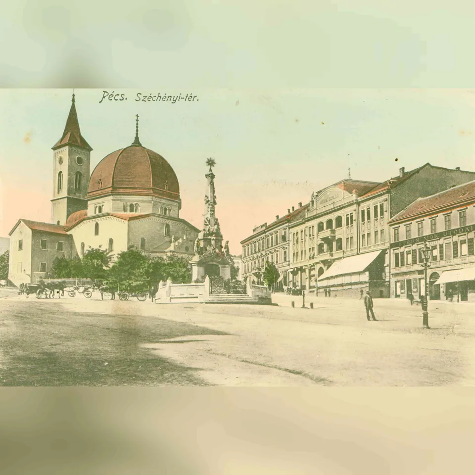 A pécsi Széchenyi tér a dzsámival és a Szentháromság-szoborral egy feltehetően az első világháború előtti években kiadott levelezőlapon